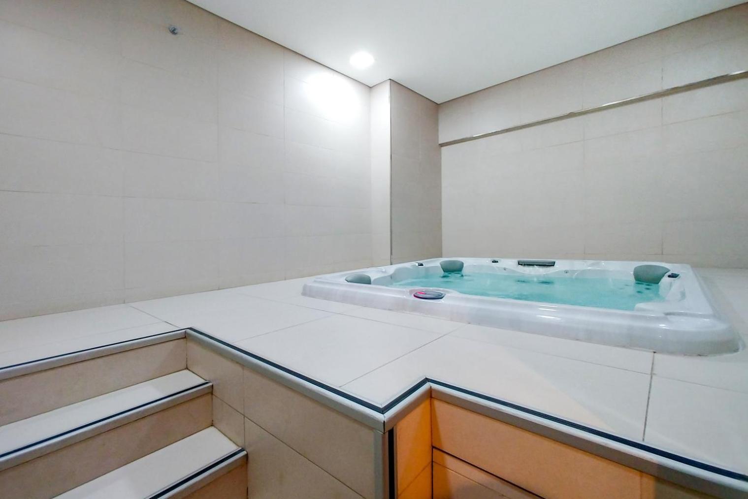 Blueground Sheikh Zayed Rd Pool Gym Dxb-387 Apartment *